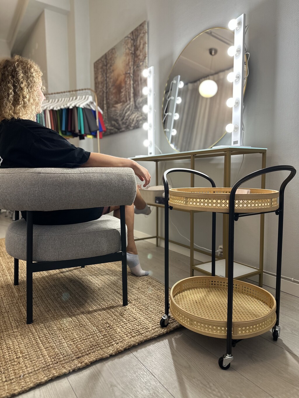 Kuvassa kuvattu Turun alueella, Liedossa, Hehkut -värianalyysin vuokrapaikan huonetta jossa analyysit tapahtuvat. Kuvassa peili, valot, tuoli, ja värianalyysikankaat rekissä henkareissa.